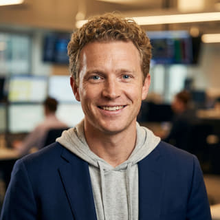 Ryan Brooks, quien aparece como analista principal de trading en Faro Investeza, en una imagen de perfil