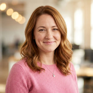 Emily Watson, responsable de Atención al Cliente en Faro Investeza, mostrada en una imagen de perfil